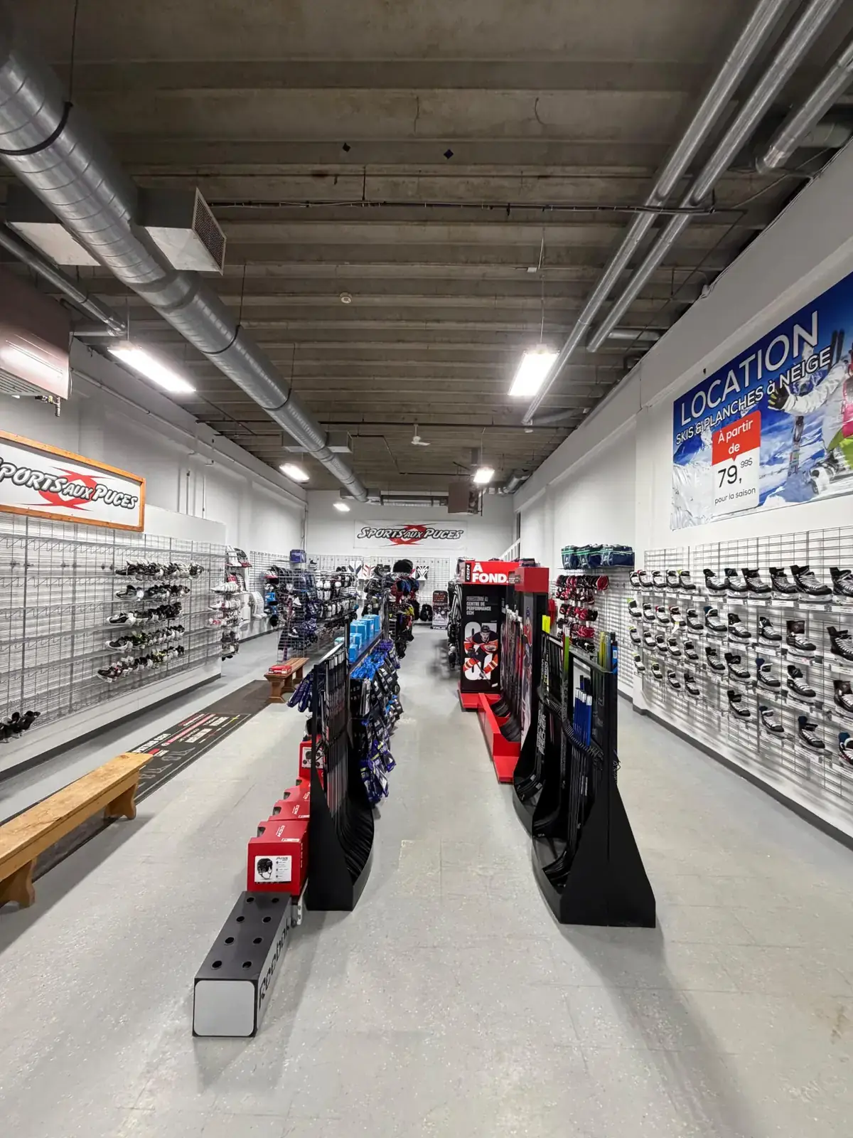 Rayon hockey avec bâtons, patins et équipement