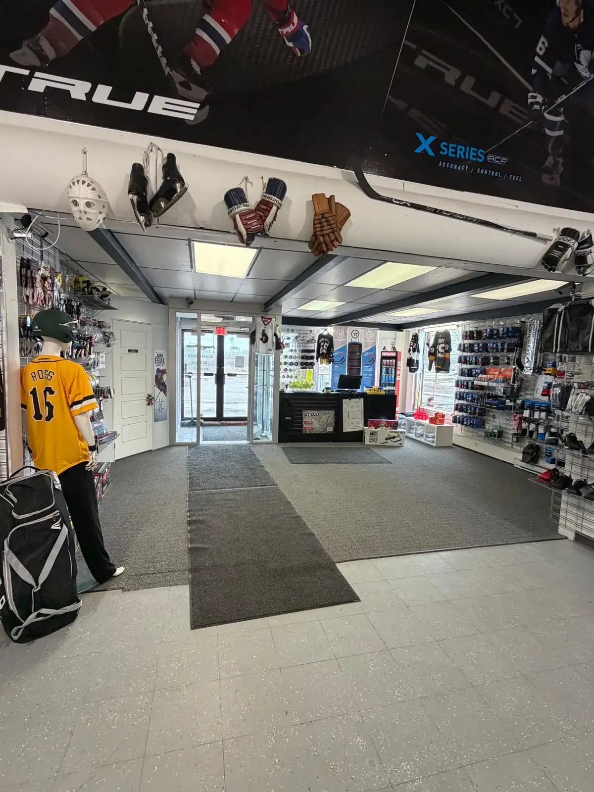 Entrée du magasin Sports Aux Puces Sainte-Foy